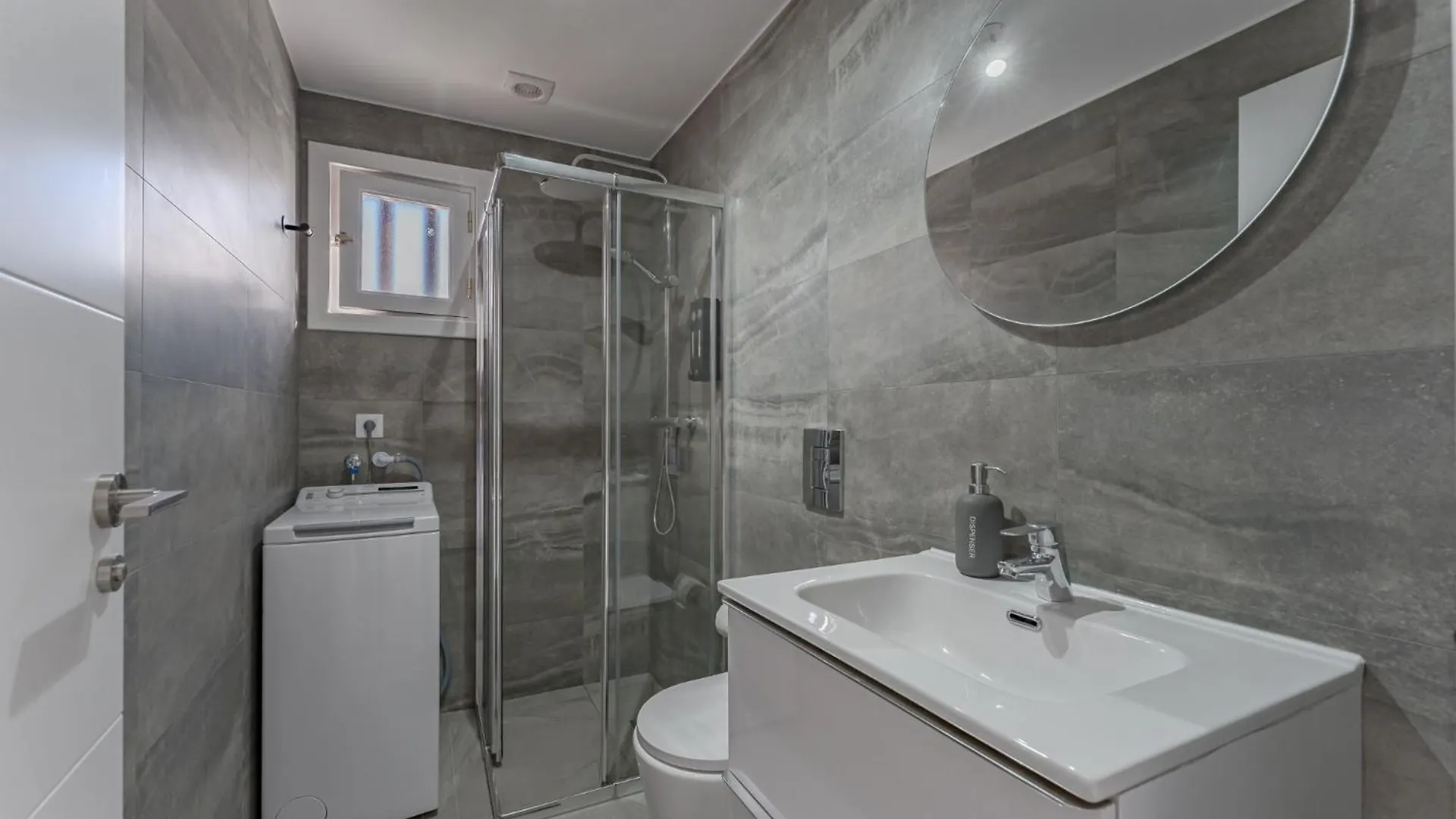 Ocean View Apartments In Park Royal I 아데제
