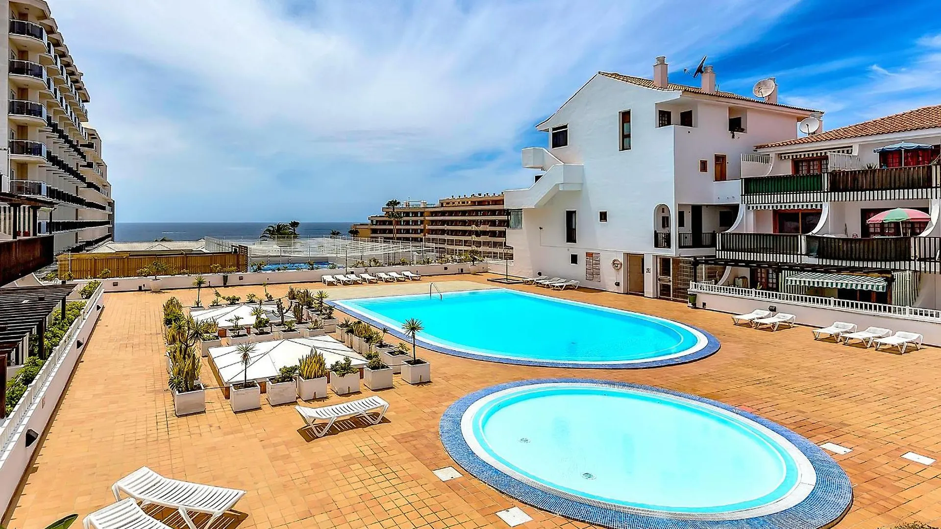 Ocean View Apartments In Park Royal I 아데제